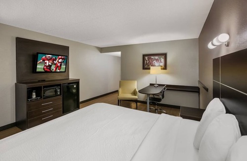 Ashley Oaks Hotel | Poolside Room Ideal for Romantic Couple Retreat | Free Breakfast