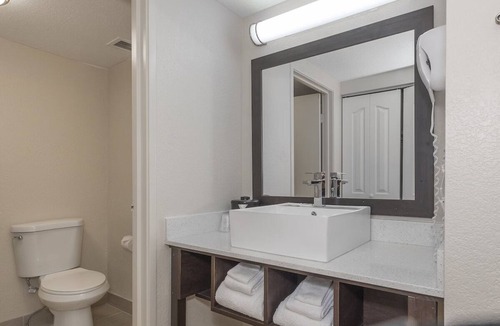Ashley Oaks Hotel | Poolside Room Ideal for Romantic Couple Retreat | Free Breakfast