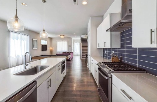 Sugar Creek House | *PoolTable * 15 Mins to Uptown & DT * King Bed!