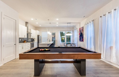 Sugar Creek House | *PoolTable * 15 Mins to Uptown & DT * King Bed!