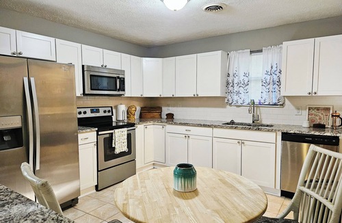 Athens Apartment | Poplar Envy! Charming 2-bedroom apartment in lovely Athens!
