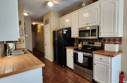 Canton House | Poplar Meadow | King Bed Gazebo Pets Welcome!