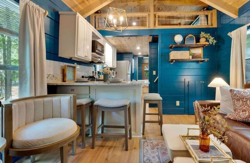 Lookout Valley Neighborhood Association Cabin | Pops Lookout Mountain Luxury Tiny Cabin with Spa