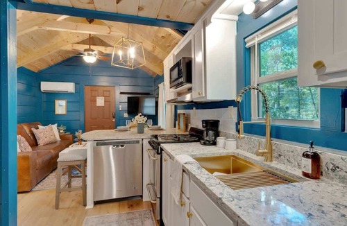 Lookout Valley Neighborhood Association Cabin | Pops Lookout Mountain Luxury Tiny Cabin with Spa
