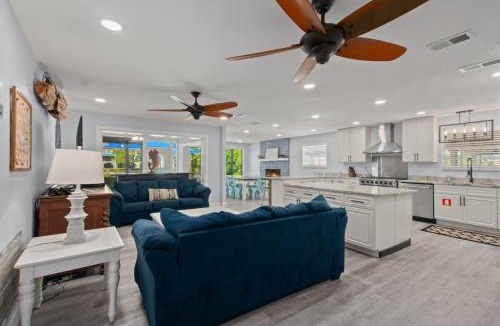 Thomas Drive House | Poseidons Palace waterfront paradise with private pool and hottub