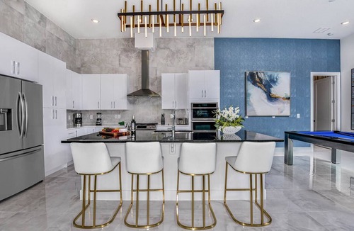 Loughman House | Posh Home w Sci-Fi Theme BR, Arcade, Theater, Game Loft, Spa Pool - Near Disney