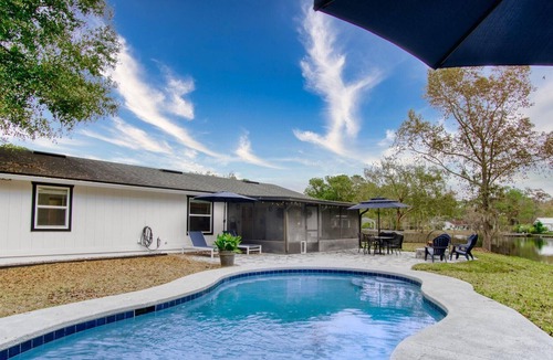 Southside House | ~Posh Panda Landing Sleeps 8 Heated Pool & Pond~