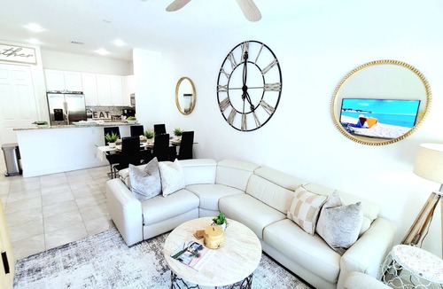 Jupiter House | POSHPADZ Hibiscus Villa Hot Tub, 3 Bed, Priv Pool, Nr Beach, BBQ, Putting Green