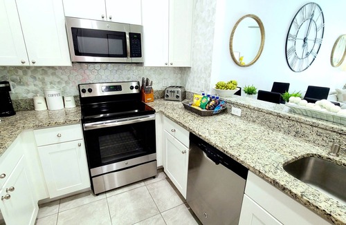 Jupiter House | POSHPADZ Hibiscus Villa Hot Tub, 3 Bed, Priv Pool, Nr Beach, BBQ, Putting Green