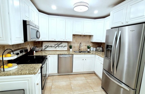 Palm Beach Gardens House | POSHPADZ Hot Tub, HUGE Private Tropical Pool, Sleeps 6, BBQ Minutes to Beach