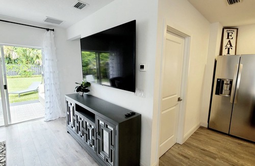 Jupiter House | POSHPADZ Presents Villa Tranquila- Private Pool & Tiki Close to Beach Sleeps 10