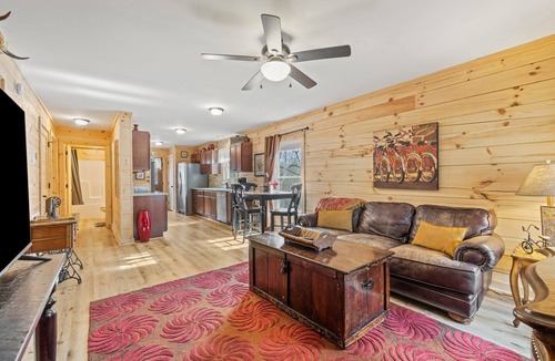 Saluda House | Power-Water-Internet - Cozy Cabin Haven - Near Hiking, Waterfalls & More