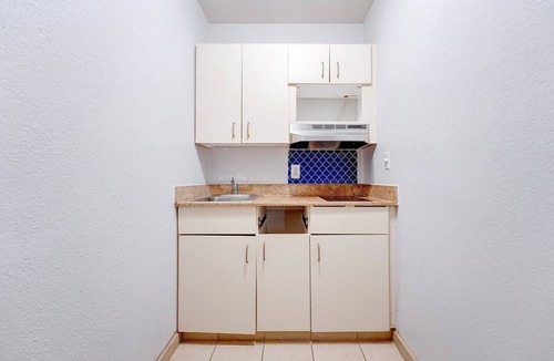 Memphis Apartment | Premium 2 Full Bed with Kitchenette Smoking