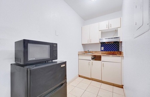 Memphis Apartment | Premium 2 Full Bed with Kitchenette Smoking