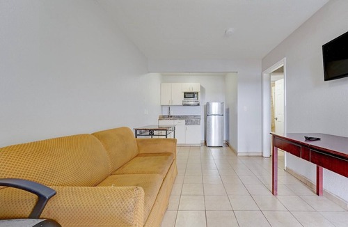 Memphis Apartment | Premium 2 Full Bed with Kitchenette Smoking