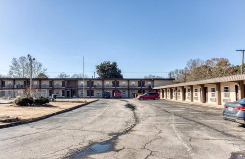 Bald Knob Apartment | Premium 2 Single Bed|Smoking
