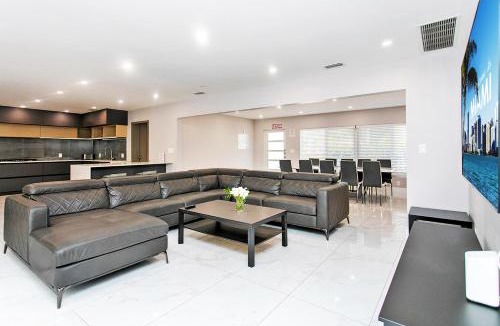 Hollywood Lakes House | Premium Luxury 5BR & 3BA Villa near Hollywood Beach