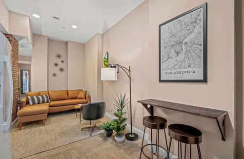 Chinatown Condo | Pride Weekend Stay | King Beds | Free Parking