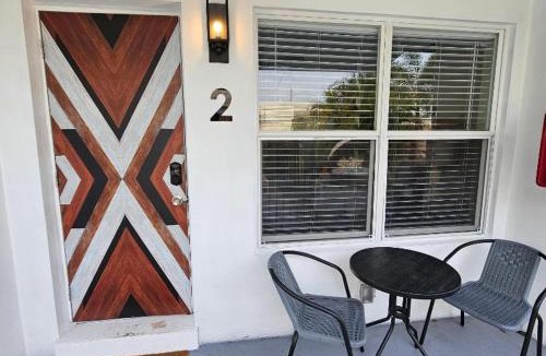 Central Oakland Park Apartment | Prime Location Gateway with Pool & Patios, Near Beaches, Groceries and Restaurants