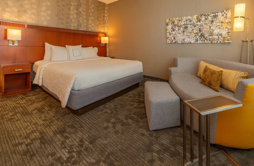 Newark Hotel | Prime Location! Pet-Friendly Property, Free Parking, Onsite Indoor Pool