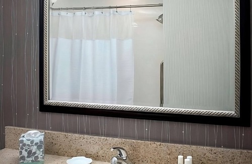 Newark Hotel | Prime Location! Pet-Friendly Property, Free Parking, Onsite Indoor Pool