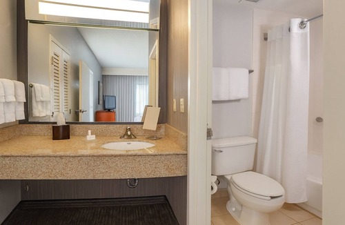 Newark Hotel | Prime Location! Pet-Friendly Property, Free Parking, Onsite Indoor Pool