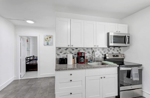 Pineapple Grove Arts District Apartment | Prime location, Pineapple district, walk to Atlantic, 1bd, pets