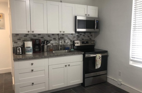 Pineapple Grove Arts District Apartment | Prime location, Pineapple district, walk to Atlantic, 1bd, pets