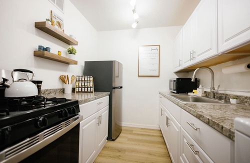Gainesville Condo | PrimeLocation: 1/1Condo Steps from UF/Shands/VA w/CozyKingBed #ConvenientComfort