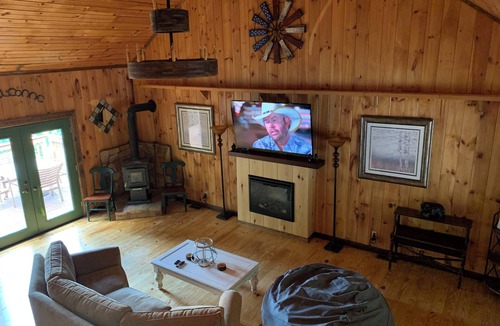 Tiger Cabin | Prince Oswald's Tiger Tree House - Charming 3-bedroom Cabin in Tiger, GA