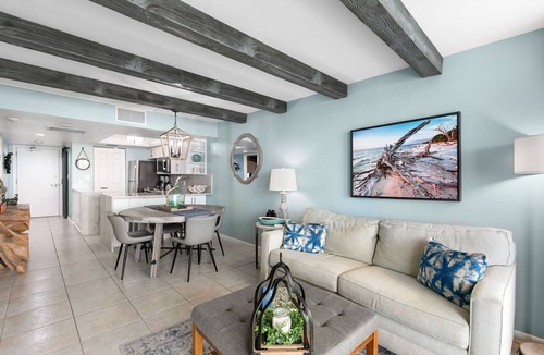 Marco Island Condo | Pristine Cozy Beachfront Penthouse Condo SW1702: Full Reno-best location