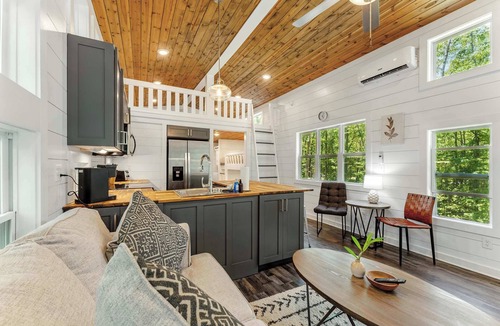 Menlo House | Pristine, Quaint Tiny Home! The Hemlock Hideaway