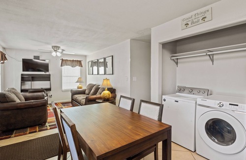 Knoxville House | Privacy for your family or Travel Group - 7 Beds - Kings; Queens; Singles