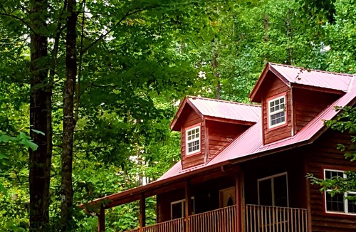 Sautee Nacoochee Cabin | Privacy in the Mountains - King Beds, Firepit, New hot tub with speakers!