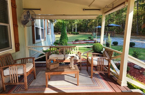 Cliftondale House | Private 2 Bedroom Cozy Cottage Prime Retreat with jetted spa tub
