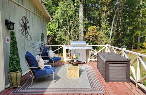 Cliftondale House | Private 2 Bedroom Cozy Cottage Prime Retreat with jetted spa tub
