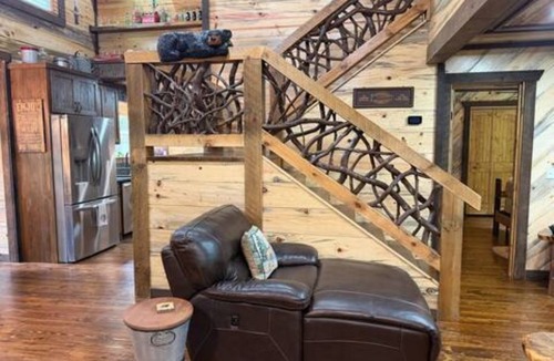 Suches Cabin | Private 2BR fishing cabin on Cooper Creek w/hot tub. Dog-friendly!