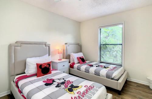 Poinciana House | Private 4BR villa with Screened in pool large yard