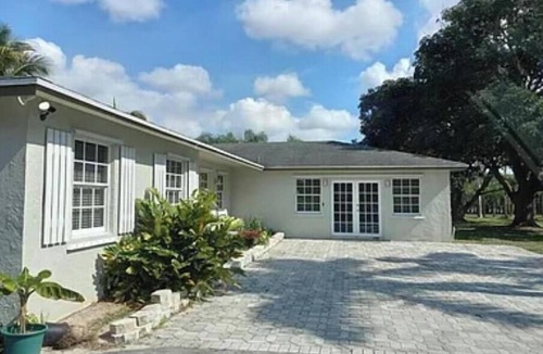 Loxahatchee House | Private 5-Acre Retreat in Rustic Ranches with Modern Country Comfort