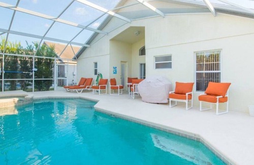 Westbury House | Private 5 bed family home/pool near Disney