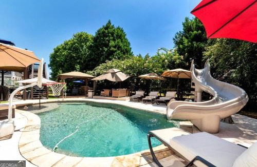 Buford Apartment | Private and Relaxing Getaway with Gym, Pool & Hot Tub