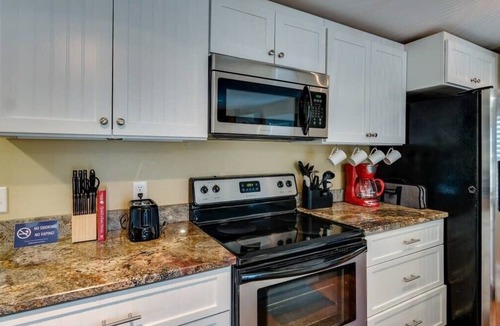 Savannah House | Private Backyard, Shared Pool & Pet-Friendly