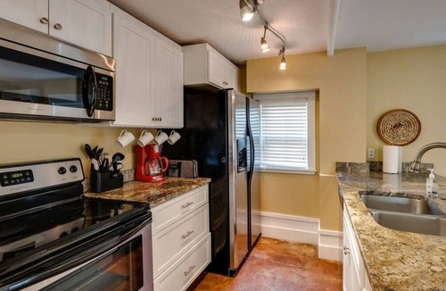 Savannah House | Private Backyard, Shared Pool & Pet-Friendly
