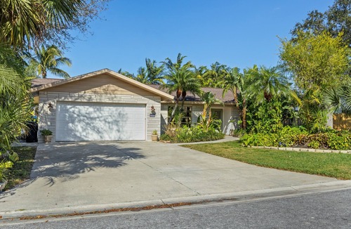 West Bradenton House | Private Backyard w/Heated Pool Near Anna Maria Island & Siesta Key Beaches!