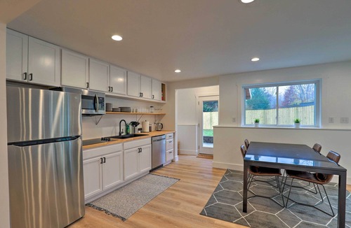 Black Mountain Apartment | Private Basement Apartment - Black Mountain