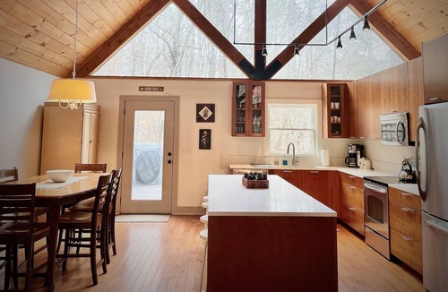 Vein Mountain Cabin | Private Cabin in the Woods - Relax by the Creek!