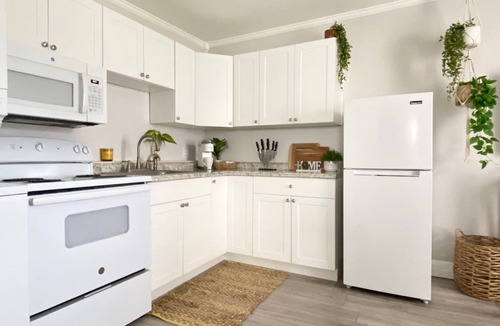 Parker Ridge House | Private charming King bed cottage quick drive to downtown and beach