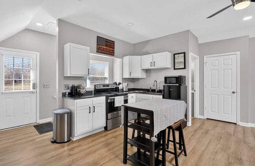 Greenbrier Apartment | Private Country Studio w/Deck & Skylights