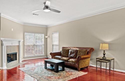 Augusta House | Private Fenced Yard Sleeps 10 Mins to Malls