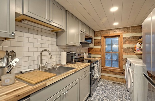 Tiger Cabin | Private, Guest Favorite Cabin, Fire Pit, Close to Hiking and Downtown Clayton!